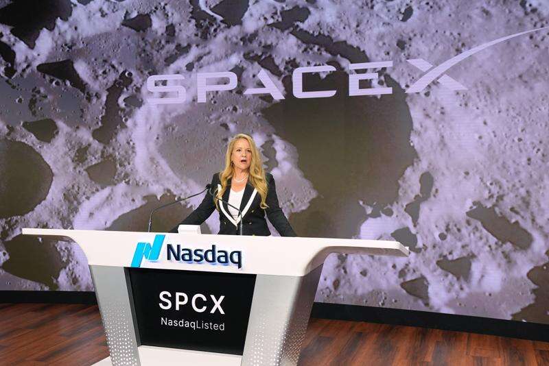 descarcare-2.jpeg Cine este Gwynne Shotwell, una dintre cele mai influente femei din industria spațială. Mâna dreaptă a lui Elon Musk a fost majoretă și jucătoare de baschet în liceu
