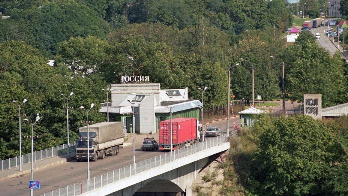 frontiera-ruso-estoniana-imagine-cu-caracter-ilustrativ-foto-profimedia-e1782850163878.jpg Rusia a oprit brusc traficul feroviar către trei țări membre NATO și UE