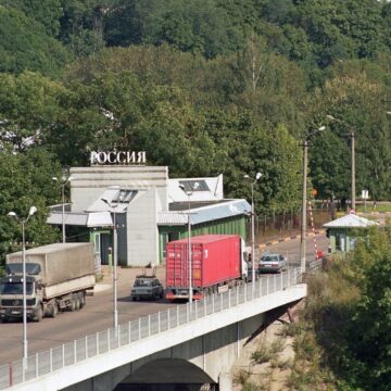 frontiera-ruso-estoniana-imagine-cu-caracter-ilustrativ-foto-profimedia-e1782850163878.jpg Rusia a oprit brusc traficul feroviar către trei țări membre NATO și UE