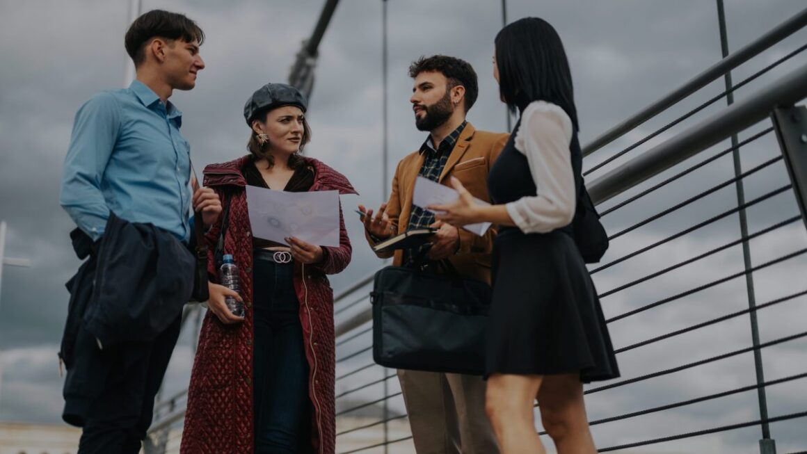 ilustratie-tineri-1200x675.jpg Ce şanse au absolvenţii români să îşi găsească un job după facultate?