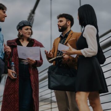 ilustratie-tineri-1200x675.jpg Ce şanse au absolvenţii români să îşi găsească un job după facultate?