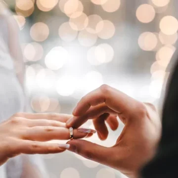 love-740x415.webp.webp STUDIU. Relațiile romantice și siguranța financiară contribuie împreună la starea de bine, însă una nu o poate înlocui pe cealaltă
