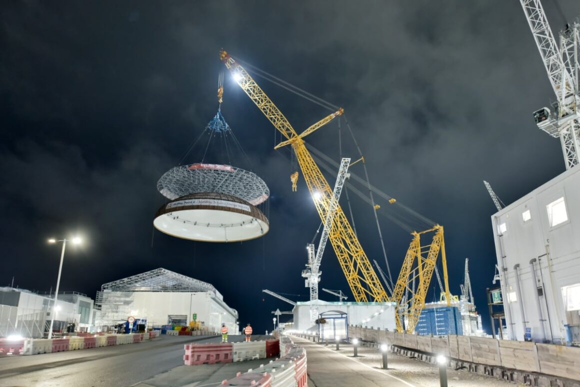 Marea Britanie folosește cea mai mare macara din lume pentru a ridica două centrale nucleare în timp record