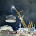 Marea Britanie folosește cea mai mare macara din lume pentru a ridica două centrale nucleare în timp record