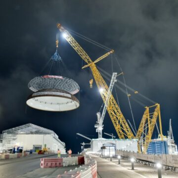 Marea Britanie folosește cea mai mare macara din lume pentru a ridica două centrale nucleare în timp record