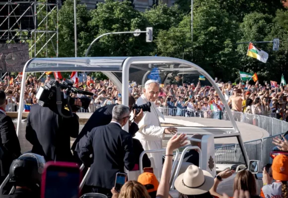 papa-1200x675.webp.webp Peste 1,2 milioane de oameni au participat la Liturghia oficiată de Papa Leon al XIV-lea, în Madrid – Aleph News