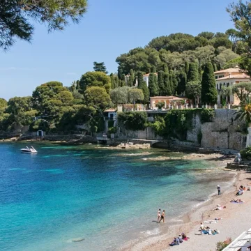 plages-1739368016-1000x675.webp.webp Unde își petrec vacanța miliardarii și vedetele?