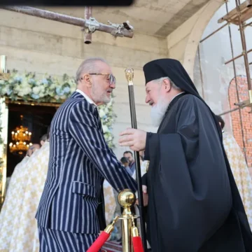 Preotul care slujește în biserica lui Gigi Becali din Pipera a dezvăluit de ce dă miliardarul bani nevoiașilor