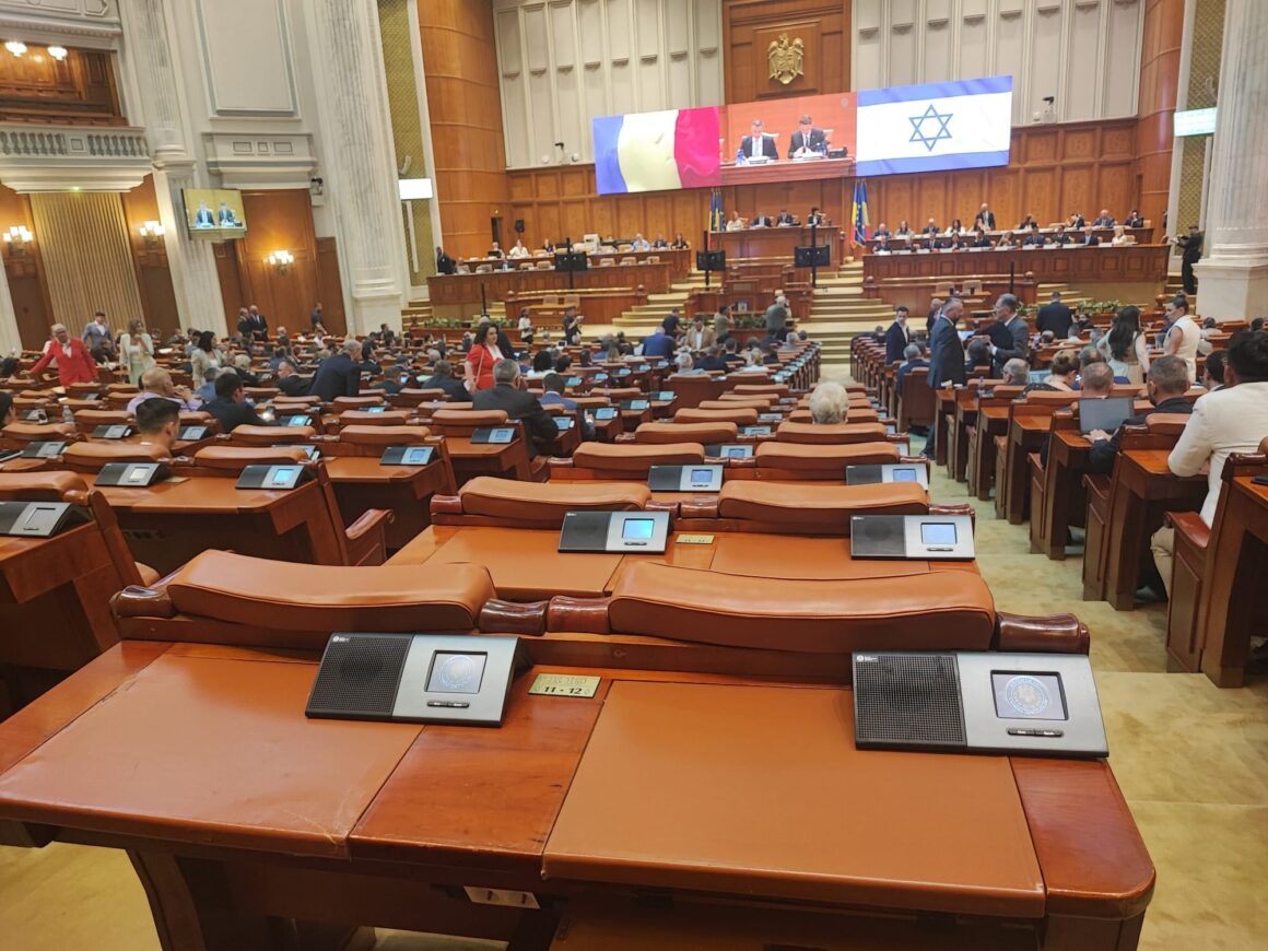 prezenta-redusa-parlament-penultima-zi-foto-radu-eremia.jpg REPORTAJ Comemorarea Pogromului De La Iași în Parlamentul României: Prezență Redusă, Proteste Anemice Spre Inexistente și Selfie-uri