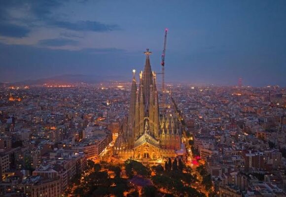 sgddd.jpg „Toată arhitectura ei exprimă sacralitate. Antonio Gaudí era un om profund marcat de prezența lui Dumnezeu”