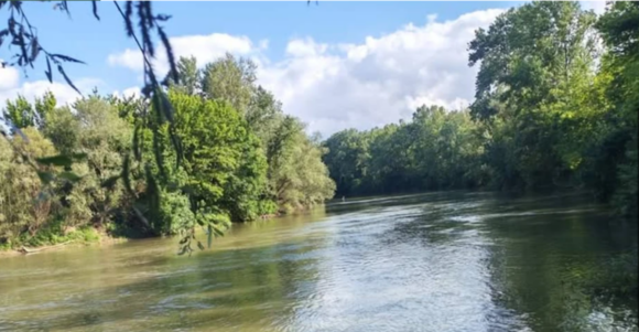 teren-malul-apei-serbia.png Un teren pentru o casă de vacanță pe malul unui râu din Serbia se vinde cu 1000 de euro pe hectar