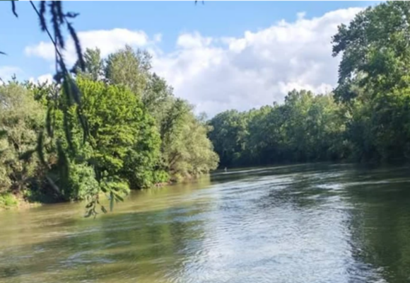 teren-malul-apei-serbia.png Un teren pentru o casă de vacanță pe malul unui râu din Serbia se vinde cu 1000 de euro pe hectar