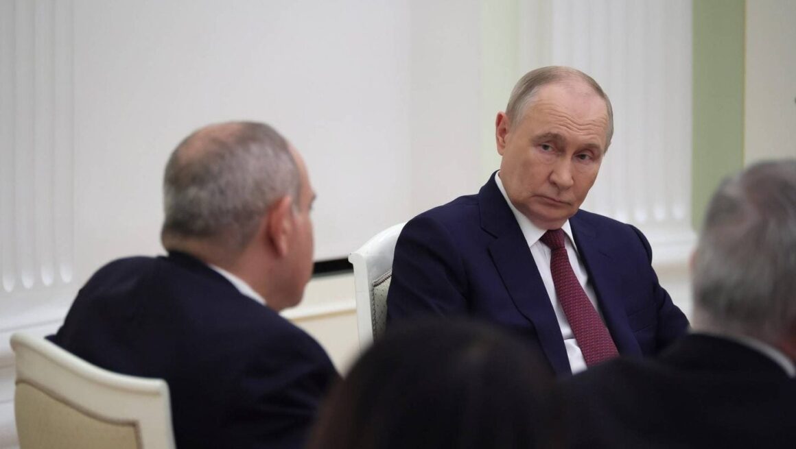 vladimir-putin-surprins-in-timp-ce-il-priveste-pe-premierul-armean-nikol-pasinian-foto-profimedia-e1779216605247.jpg Rusia suspendă importurile de pește și își recheamă ambasadorul din Armenia înainte de alegeri. Nikol Pașinian i-a răspuns lui Vladimir Putin
