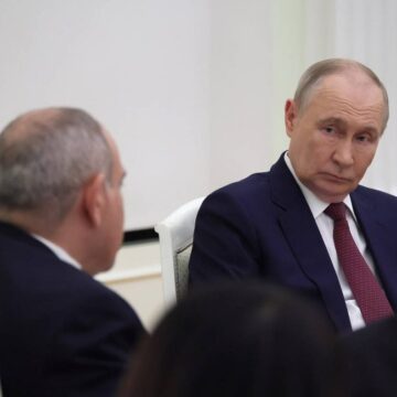 vladimir-putin-surprins-in-timp-ce-il-priveste-pe-premierul-armean-nikol-pasinian-foto-profimedia-e1779216605247.jpg Rusia suspendă importurile de pește și își recheamă ambasadorul din Armenia înainte de alegeri. Nikol Pașinian i-a răspuns lui Vladimir Putin