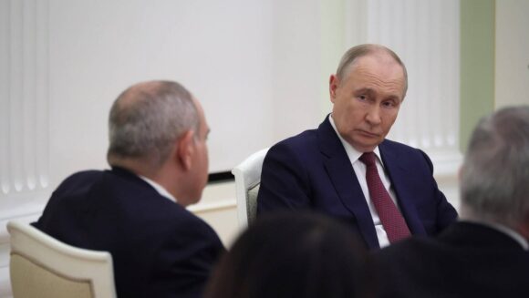 vladimir-putin-surprins-in-timp-ce-il-priveste-pe-premierul-armean-nikol-pasinian-foto-profimedia-e1779216605247.jpg Rusia suspendă importurile de pește și își recheamă ambasadorul din Armenia înainte de alegeri. Nikol Pașinian i-a răspuns lui Vladimir Putin