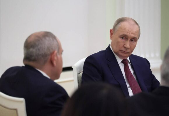 vladimir-putin-surprins-in-timp-ce-il-priveste-pe-premierul-armean-nikol-pasinian-foto-profimedia-e1779216605247.jpg Rusia suspendă importurile de pește și își recheamă ambasadorul din Armenia înainte de alegeri. Nikol Pașinian i-a răspuns lui Vladimir Putin