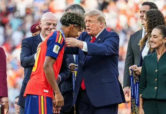 19world-cup-trump-khqg-articleLarge.webp.webp Lamine Yamal a ezitat să îi strângă mâna lui Trump, iar Cristian Romero a refuzat. Este aceasta ultima finală mondială a lui Leo Messi? – Aleph News
