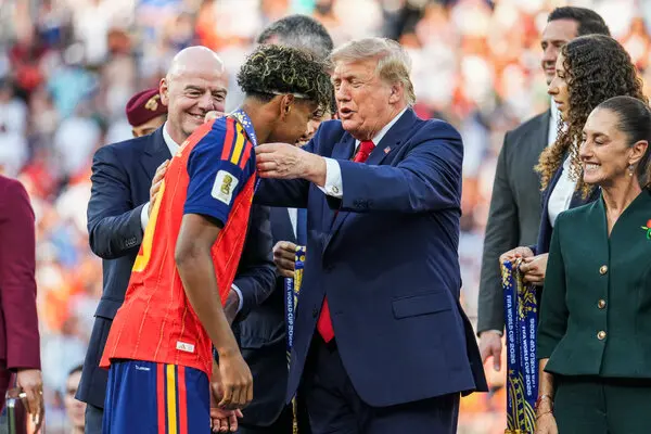 19world-cup-trump-khqg-articleLarge.webp.webp Lamine Yamal a ezitat să îi strângă mâna lui Trump, iar Cristian Romero a refuzat. Este aceasta ultima finală mondială a lui Leo Messi? – Aleph News