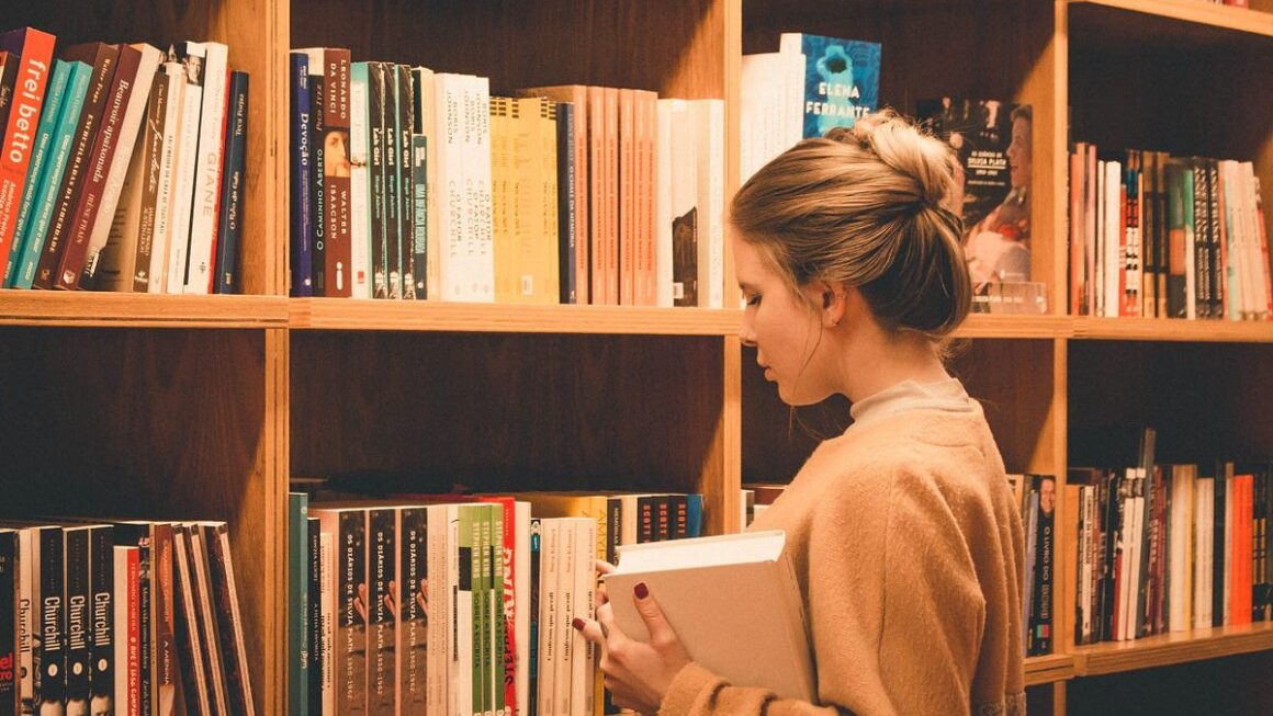 De ce continui să cumperi cărți pe care nu le citești imediat? Fenomenul japonez „tsundoku” și explicațiile din neuroștiință arată cum anticiparea și dopamina influențează relația ta cu lectura