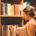 De ce continui să cumperi cărți pe care nu le citești imediat? Fenomenul japonez „tsundoku” și explicațiile din neuroștiință arată cum anticiparea și dopamina influențează relația ta cu lectura