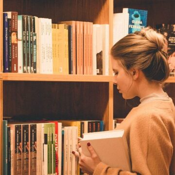 1_QI7FYTEimVQE5Orn2fPu8g-1200x675.jpg De ce continui să cumperi cărți pe care nu le citești imediat? Fenomenul japonez „tsundoku” și explicațiile din neuroștiință arată cum anticiparea și dopamina influențează relația ta cu lectura
