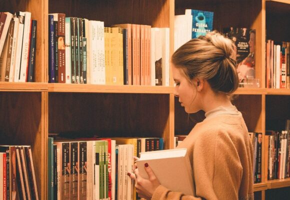 De ce continui să cumperi cărți pe care nu le citești imediat? Fenomenul japonez „tsundoku” și explicațiile din neuroștiință arată cum anticiparea și dopamina influențează relația ta cu lectura