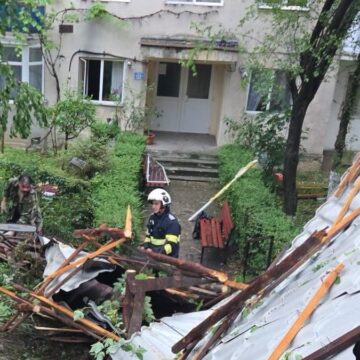 Patru mesaje RO-ALERT au fost emise în București în timpul furtunii. Mai multe străzi au fost inundate, traficul rutier a fost afectat, iar Metrorex a închis temporar stația Piața Victoriei 2