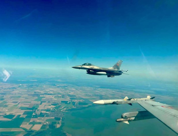 758488843-1543274377837681-2833664619721501763-n.jpg Armata Română a făcut primul pas, a deschis focul asupra dronelor ruseşti. Trebuie să treacă acum la nivelul următor, să-şi dezvolte echipamente pentru a doborî roiuri de drone, folosind sisteme ieftine