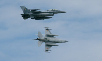 MApN anunță că a detectat ținte aeriene în apropierea graniței cu România, în contextul unui atac cu drone asupra Ucrainei. Patru aeronave NATO și ale Forțelor Aeriene Române au monitorizat situația