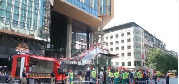 aproximativ-200-de-muncitori-se-aflau-in-cladirea-oxy-in-momentul-producerii-incendiului-captura-x-daviddelapaz.jpg Doi muncitori români au murit în incendiul izbucnit pe șantierul clădirii OXY din Bruxelles