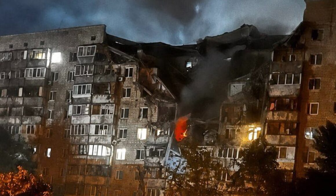 atac-rachete-drone-kiev.jpg rachetele și dronele au lovit blocuri de locuințe, oamenii au rămas blocați sub dărâmături