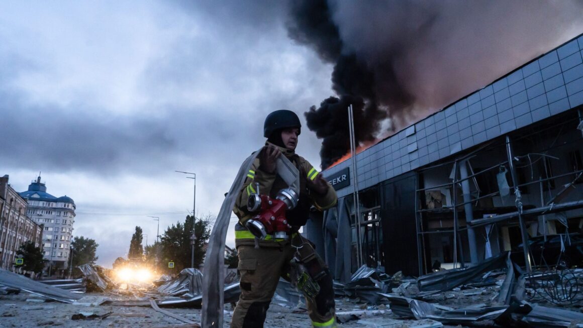 centru-comercial-din-kiev-devastat-de-bombardamente-rusesti-foto-hepta-scaled-e1780432158525.jpg Volodimir Zelenski a anunțat care va fi faza decisivă a războiului ruso-ucrainean: „Va câștiga cine va fi mai inteligent”