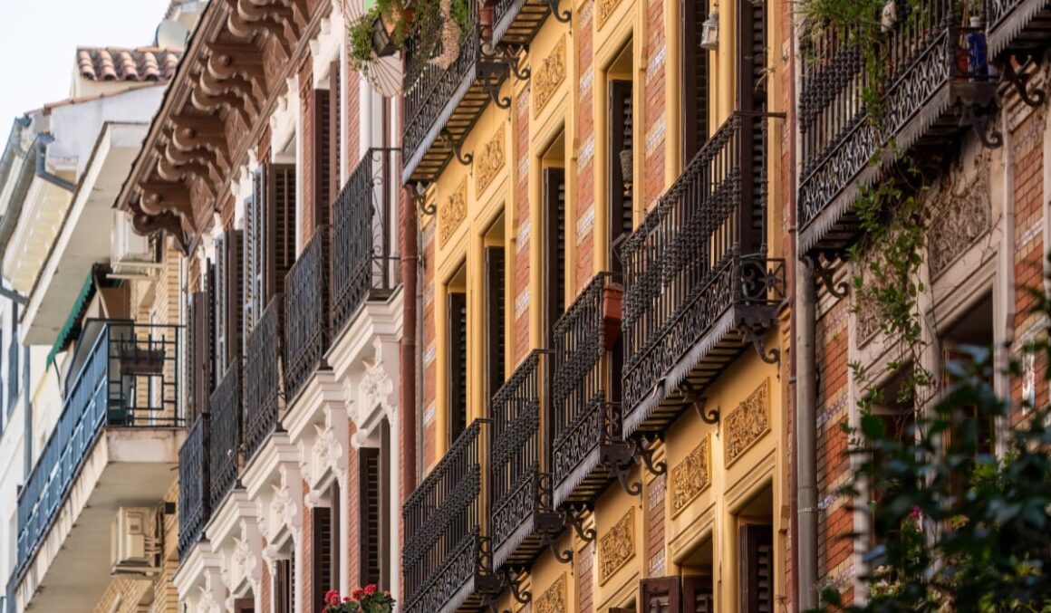 Un portar a încasat 50.000 de euro pentru că a anunțat când s-a eliberat un apartament într-o clădire de lux din Madrid