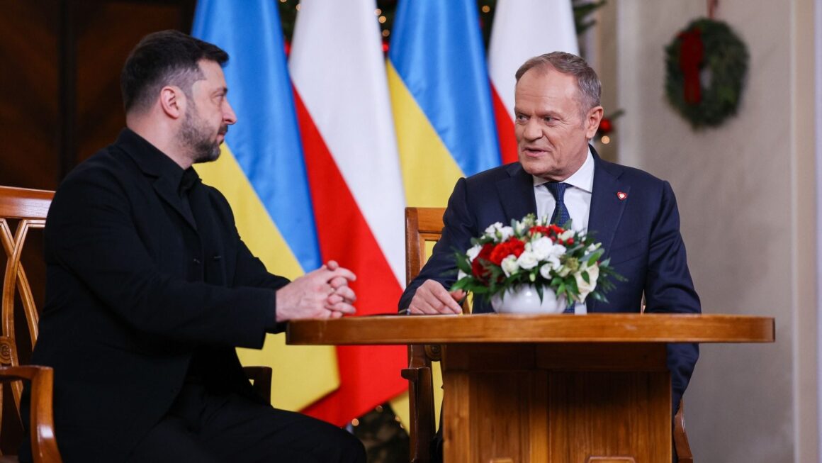 donald-tusk-dreapta-in-timpul-unei-intrevederi-cu-volodimir-zelenski-stanga-imagine-cu-caracter-ilustrativ-foto-profimedia-e1783107550823.jpg Donald Tusk cere Ucrainei să-și asume trecutul, dacă vrea să adere la UE. Kievul propune „măsuri anti-criză”