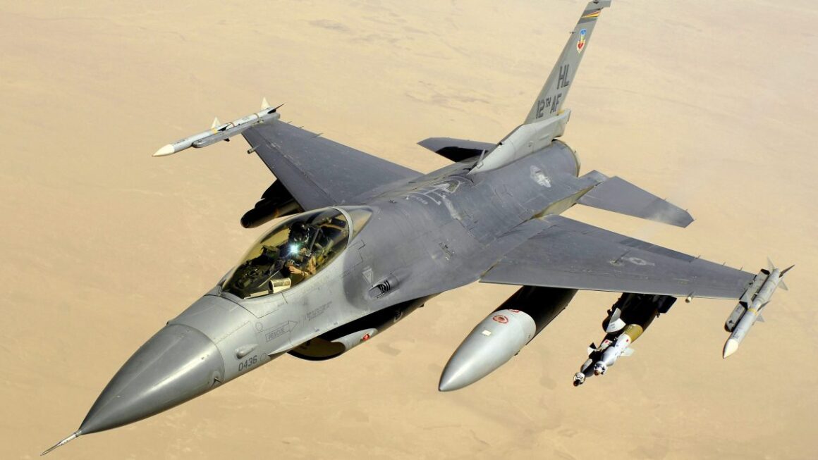 Avioane F-16 ridicate după detectarea unor drone la graniță