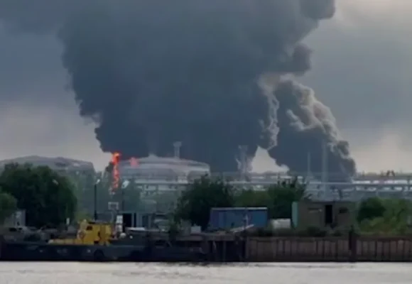 fec2f110-779f-11f1-90c7-73fde41eb72e.png.webp.webp Ucraina a atacat cu drone infrastructura petrolieră din Sankt Petersburg, orașul natal al lui Putin