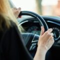 Obiectul cu care s-a trezit o șoferiță pe parbrizul mașinii, în timp ce conducea pe o șosea, în Grecia