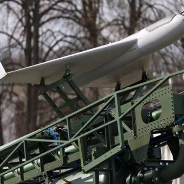 figzci3v.jpg Polonia a crescut de 260 de ori cheltuielile pentru drone, la 7 miliarde dolari în 2026. România este rămasă în urmă, s-a dotat cu drone de supraveghere dar nu are drone de lovire pentru distante mici, medii şi mari. Ne lipsesc, structuri, centrele integrate de comandă şi tacticile de folosire a dronelor de atac în luptă
