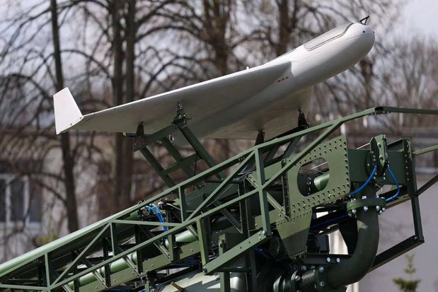 figzci3v.jpg Polonia a crescut de 260 de ori cheltuielile pentru drone, la 7 miliarde dolari în 2026. România este rămasă în urmă, s-a dotat cu drone de supraveghere dar nu are drone de lovire pentru distante mici, medii şi mari. Ne lipsesc, structuri, centrele integrate de comandă şi tacticile de folosire a dronelor de atac în luptă