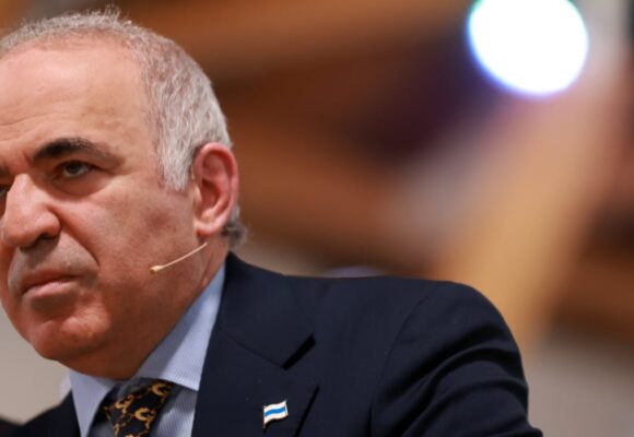 garry-kasparov.jpg „Va testa NATO, nu va căuta pacea”