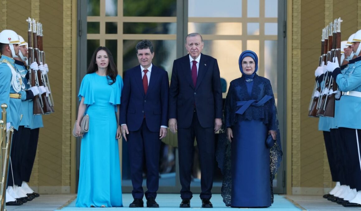 gestul-facut-de-nicusor-dan-la-intalnirea-cu-recep-tayyip-erdogan-si-emine-erdogan-ce-s-a-intamplat.jpg Gestul făcut de Nicușor Dan la întâlnirea cu Recep Tayyip Erdoğan și Emine Erdoğan. Ce s-a întâmplat chiar înaintea fotografiei oficiale