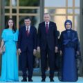 Gestul făcut de Nicușor Dan la întâlnirea cu Recep Tayyip Erdoğan și Emine Erdoğan. Ce s-a întâmplat chiar înaintea fotografiei oficiale