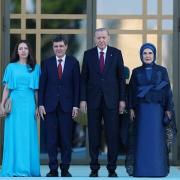 gestul-facut-de-nicusor-dan-la-intalnirea-cu-recep-tayyip-erdogan-si-emine-erdogan-ce-s-a-intamplat.jpg Gestul făcut de Nicușor Dan la întâlnirea cu Recep Tayyip Erdoğan și Emine Erdoğan. Ce s-a întâmplat chiar înaintea fotografiei oficiale