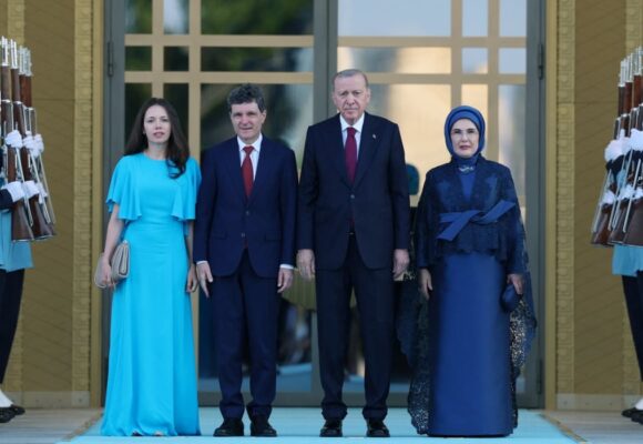 gestul-facut-de-nicusor-dan-la-intalnirea-cu-recep-tayyip-erdogan-si-emine-erdogan-ce-s-a-intamplat.jpg Gestul făcut de Nicușor Dan la întâlnirea cu Recep Tayyip Erdoğan și Emine Erdoğan. Ce s-a întâmplat chiar înaintea fotografiei oficiale