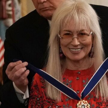 Cine e văduva multimiliardară care a donat 67.000.000 de dolari în campanie și a devenit „arma fatală” a lui Donald Trump
