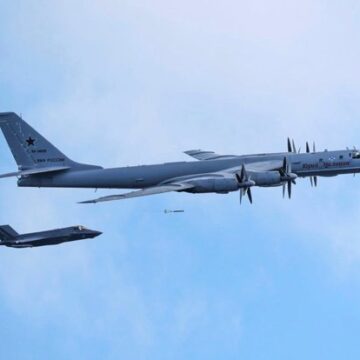 hmioykcxkaaut-t.jpg Rusia a trimis un avion şi a lansat geamanduri sonar la foarte mică distanță de un portavion britanic aflat în Marea Norvegiei – Aleph News