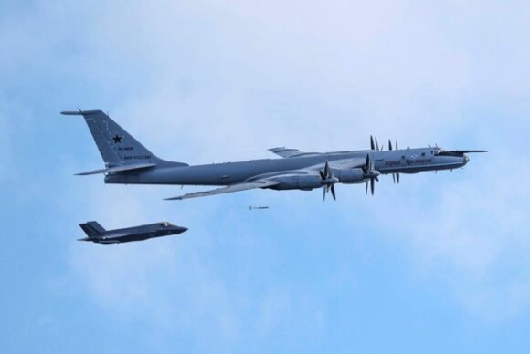 hmioykcxkaaut-t.jpg Rusia a trimis un avion şi a lansat geamanduri sonar la foarte mică distanță de un portavion britanic aflat în Marea Norvegiei – Aleph News