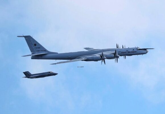 hmioykcxkaaut-t.jpg Rusia a trimis un avion şi a lansat geamanduri sonar la foarte mică distanță de un portavion britanic aflat în Marea Norvegiei – Aleph News