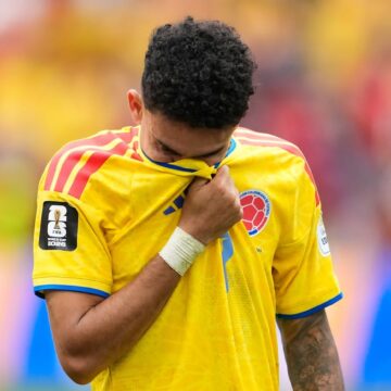 imaginile-durerii-fotbalistii-columbiei.jpeg fotbaliștii Columbiei, în frunte cu superstarul Luis Diaz, au plâns în hohote pe teren după eliminarea de la Cupa Mondială