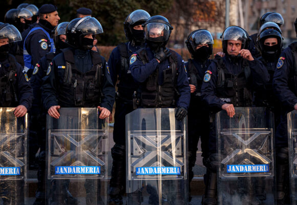 jandarmii-duba-scandal-craiova-levski-1.jpg Jandarmii i-au băgat la dubă pentru că au făcut scandal după Craiova – Levski 2-2